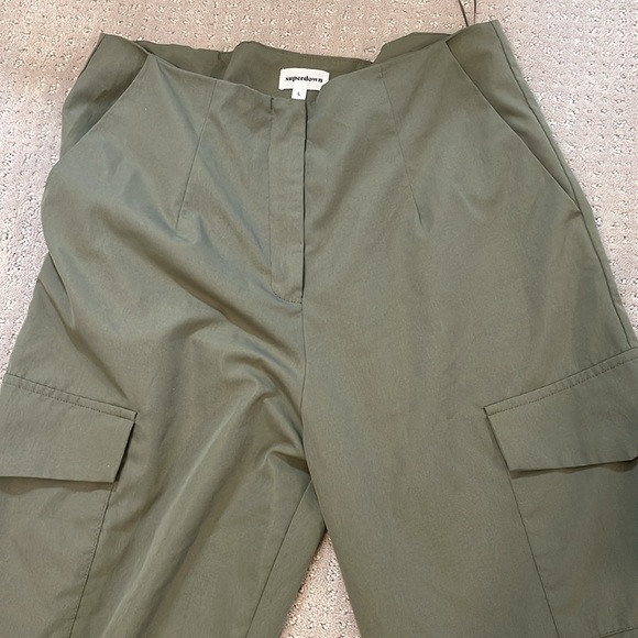 superdown Mae Cargo Pant in Olive| Large - Picture 6 of 7